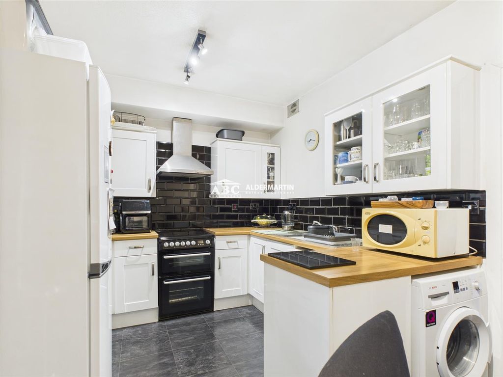 Property photo 3 of 16 Kitchen