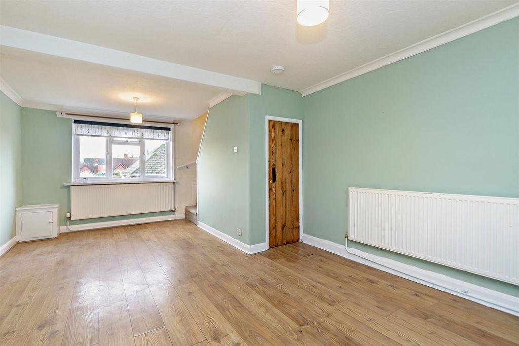 Property photo 3 of 19 8673528-Interior02-800.Jpg