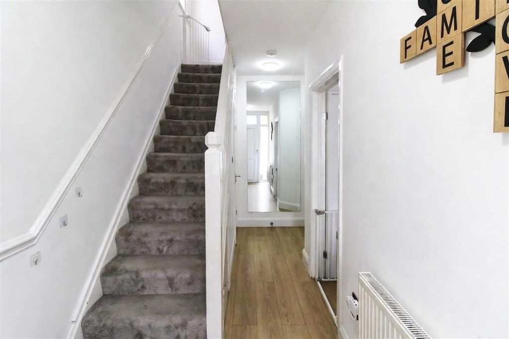 Property photo 2 of 17 Hallway