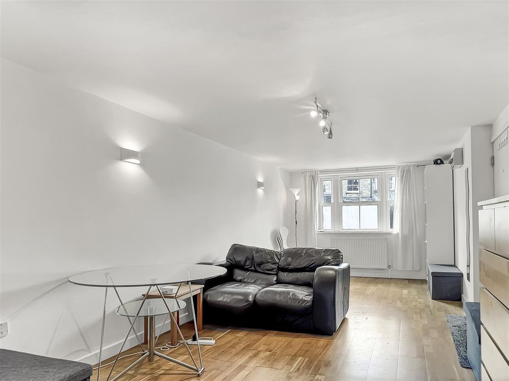 Property photo 3 of 7 Living / Dining Room