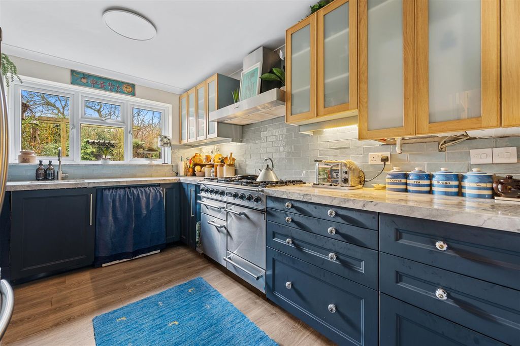 Property photo 3 of 27 21Pevenseygroveweb28.Jpg