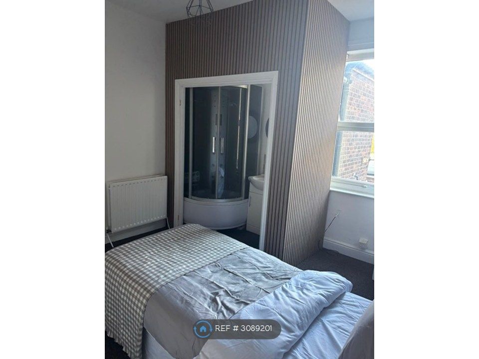 Property photo 1 of 6 Room 1 (Separate Shower, Toilet & Shared Kitchen)
