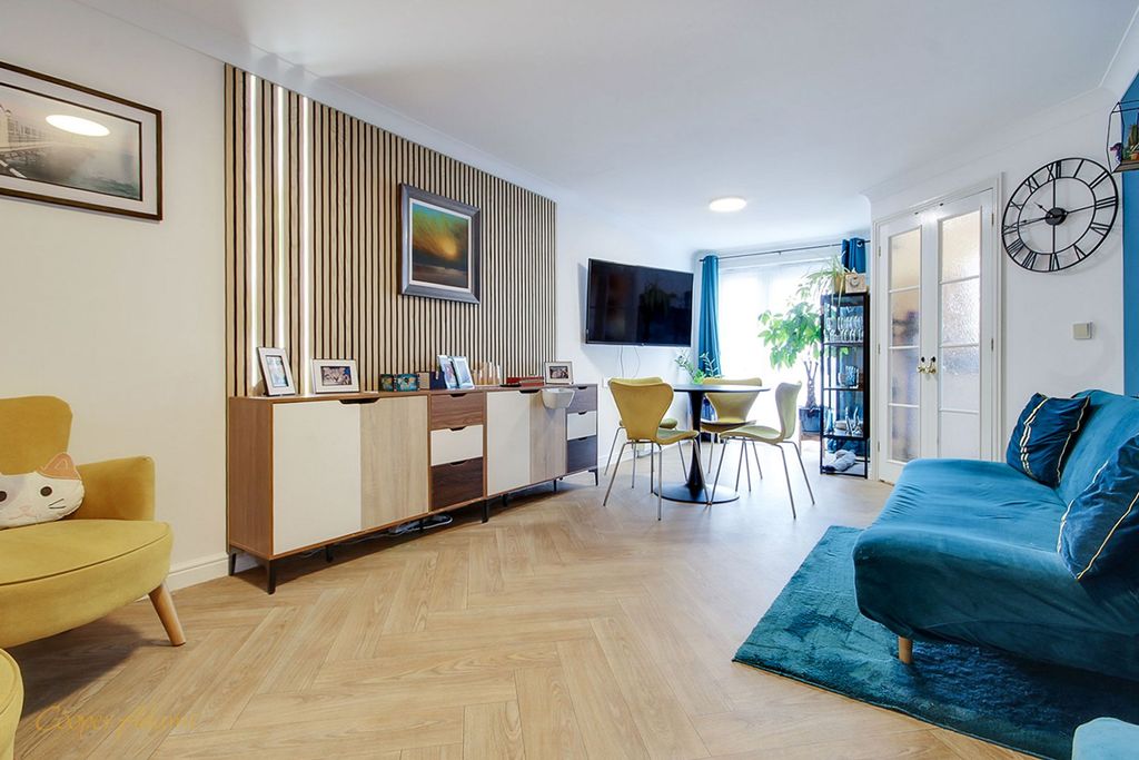 Property photo 2 of 12 Sitting Room