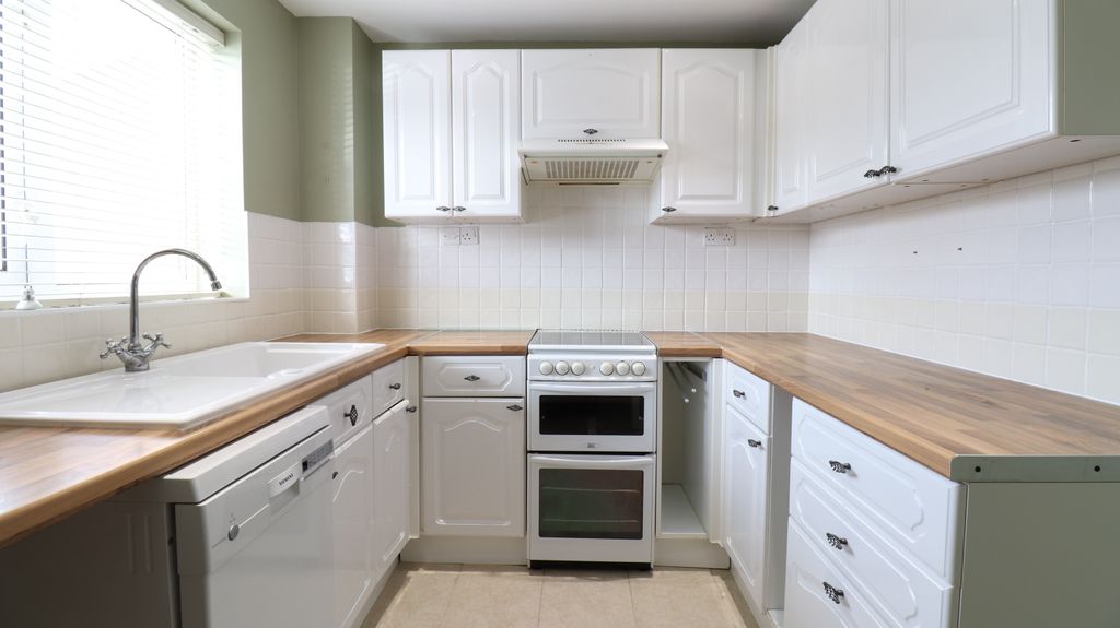 Property photo 2 of 7 Kitchen