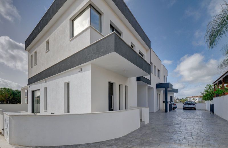 Property photo 1 of 20 Property Front