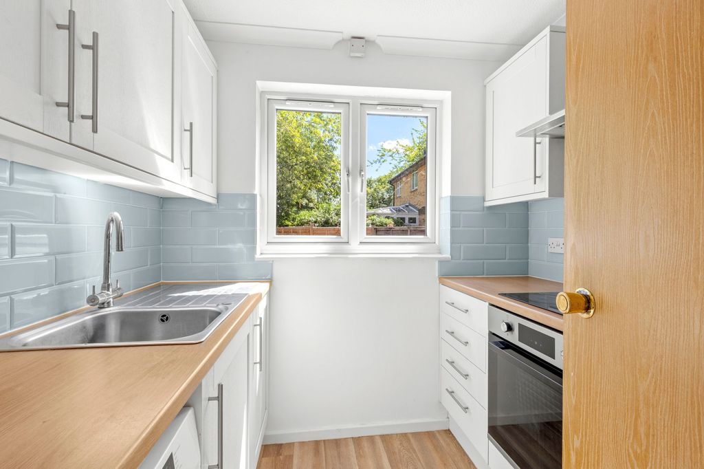 Property photo 2 of 6 Kitchen