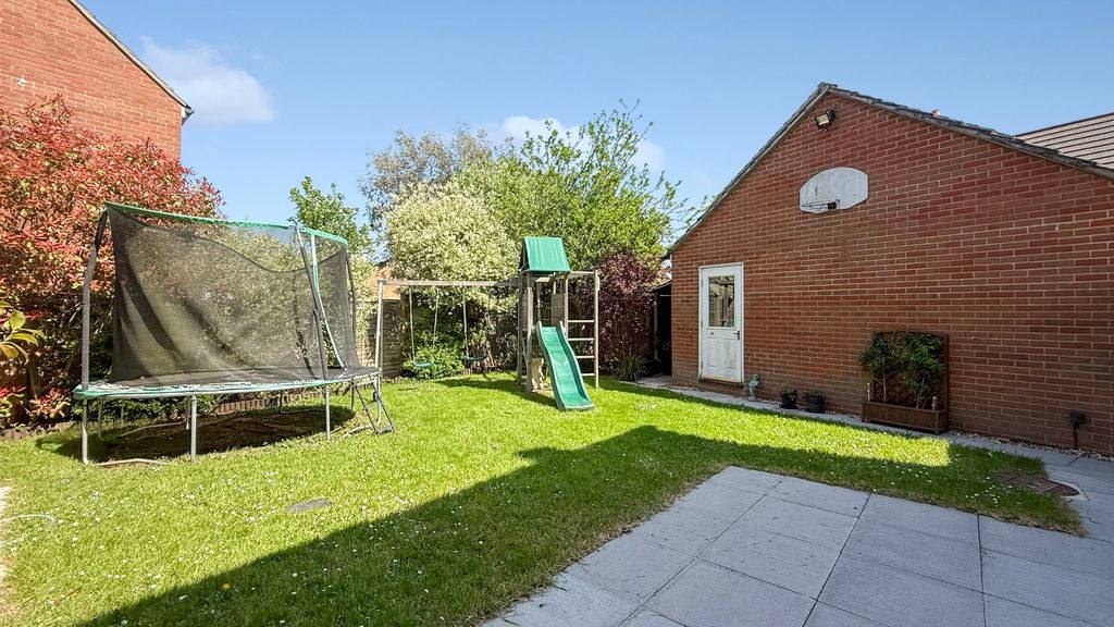 Property photo 2 of 17 Garden