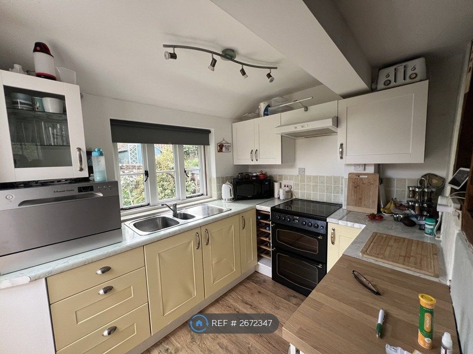 Property photo 3 of 11 Kitchen