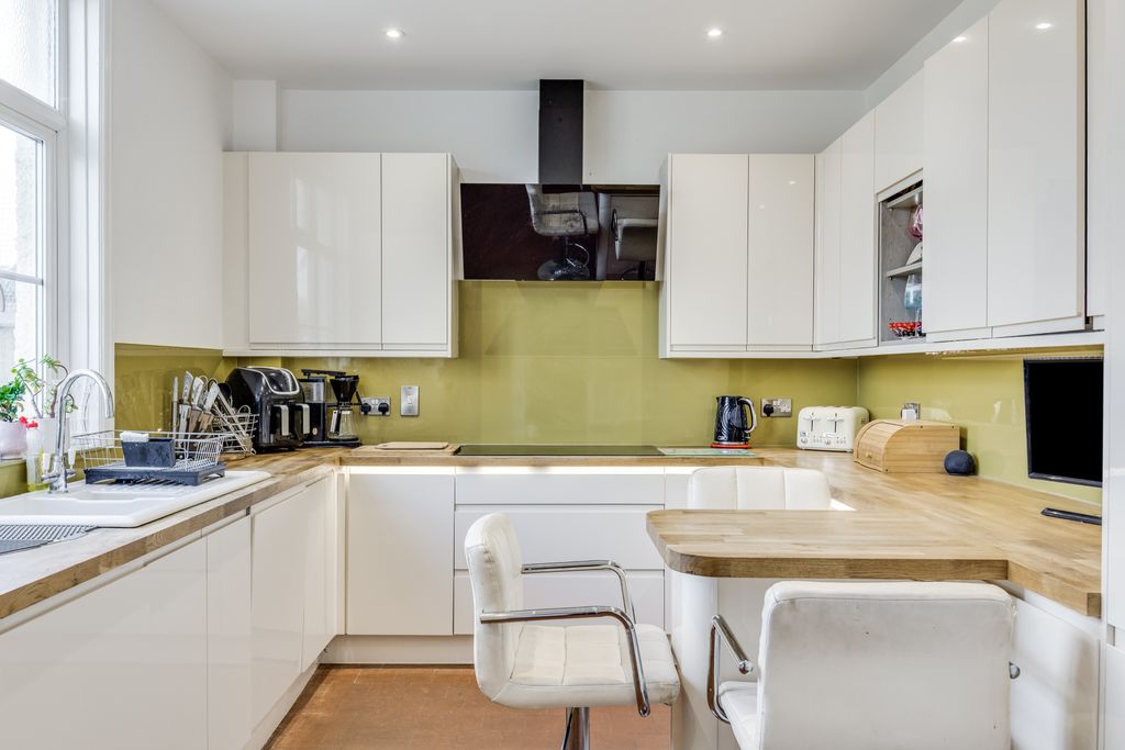 Property photo 2 of 33