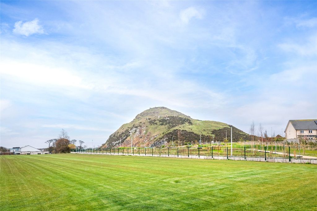 Property photo 2 of 30 12 Farquharson Rest,