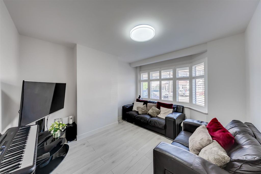 Property photo 3 of 19 A7S08149Hdr.Jpg