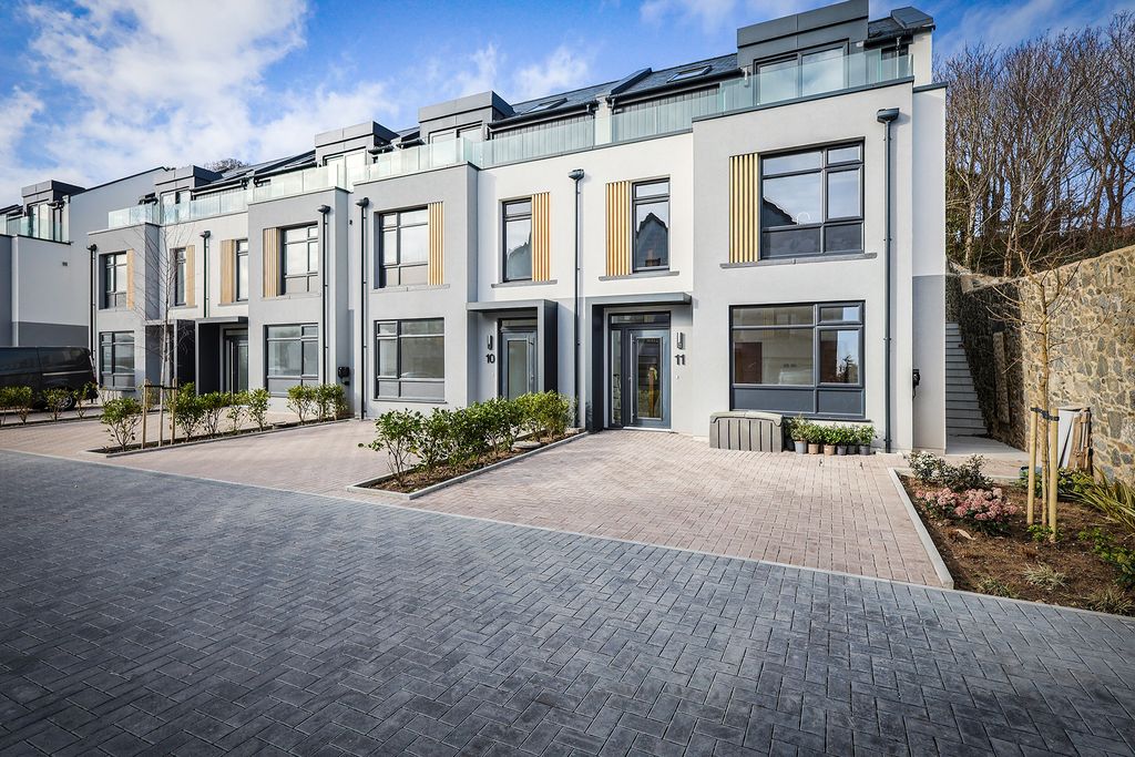 Property photo 1 of 11 Photo 0