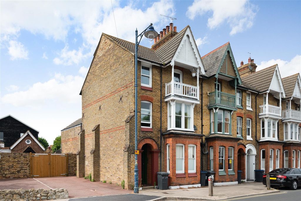 Property photo 1 of 9 Cromwell Road, Whitstable