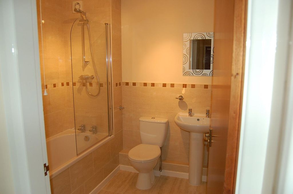 Property photo 3 of 4 5 St Anns Court Bathroom.Jpg