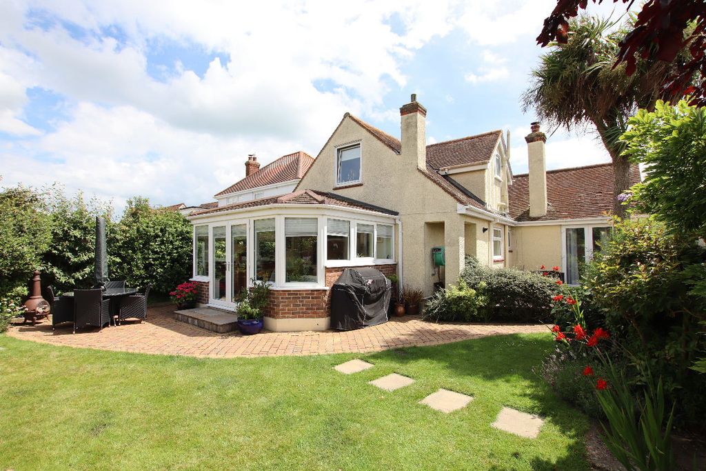 Property photo 1 of 40 Dulwich Road, Holland On Sea