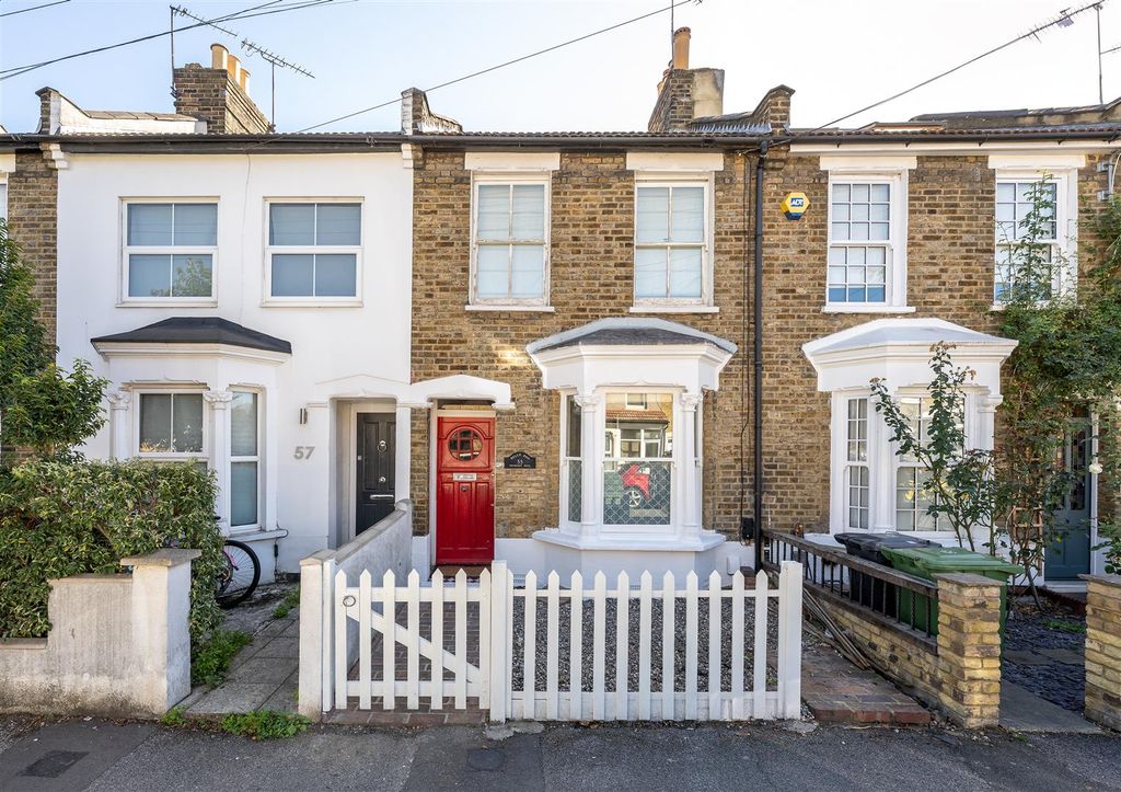 Property photo 1 of 30 Pevensey Road, E7