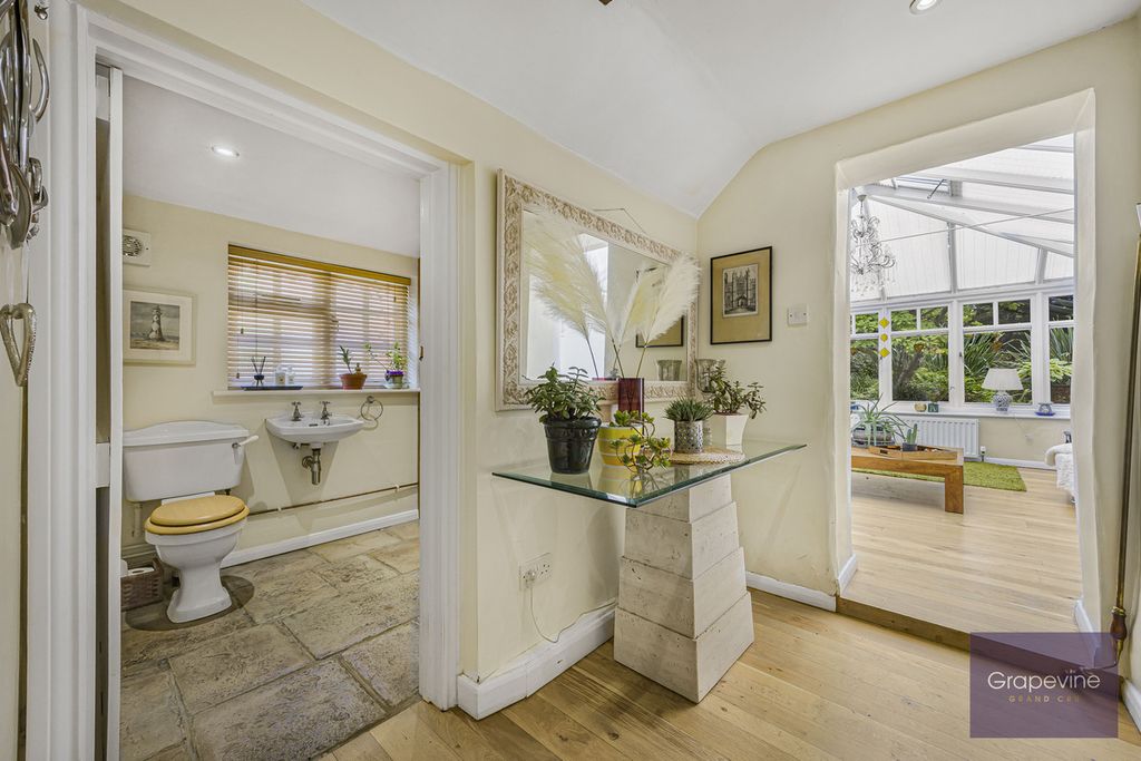 Property photo 3 of 40