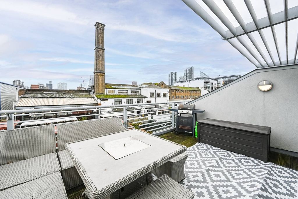 Property photo 2 of 23