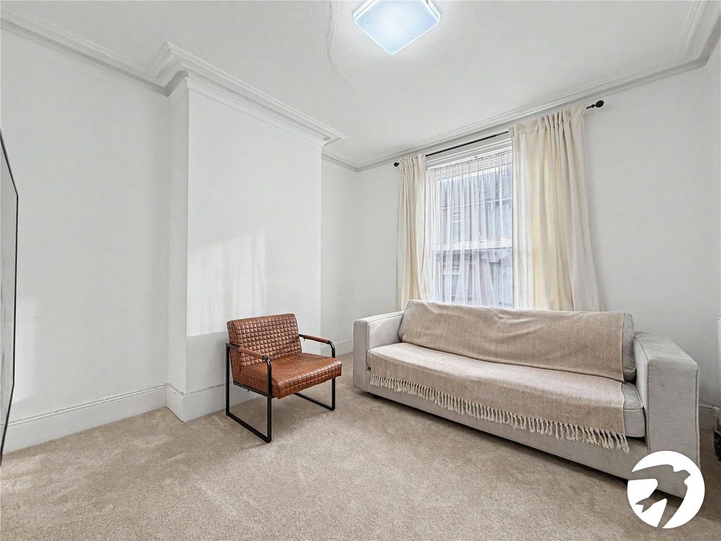 Property photo 2 of 11 Lounge
