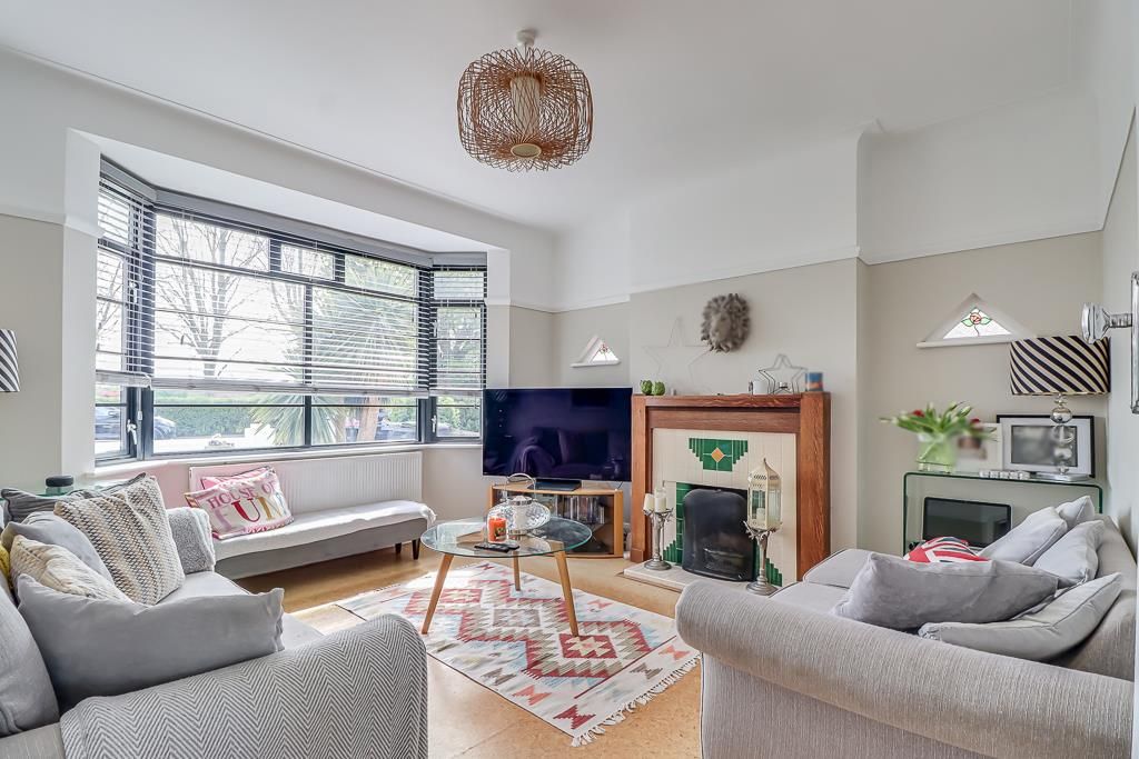 Property photo 2 of 33 Lounge