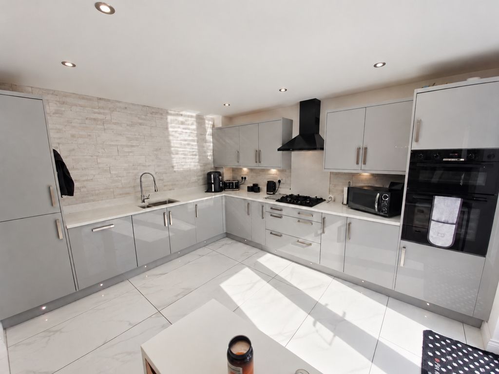 Property photo 2 of 17 Dining Kitchen