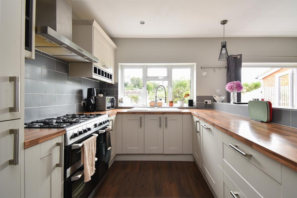 Property photo 3 of 19 Kitchen
