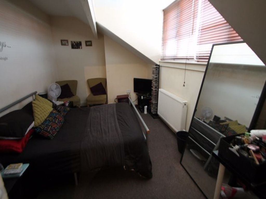 Property photo 3 of 5 Cozy Attic Double Bedroom With Sloped Ceiling, Fit...