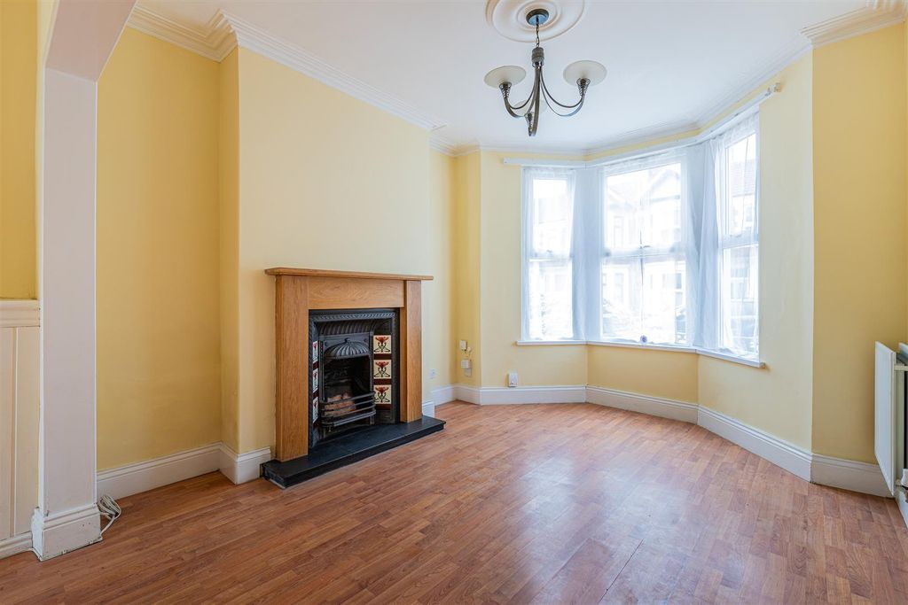 Property photo 2 of 16 Moorland Road 205-9.Jpg