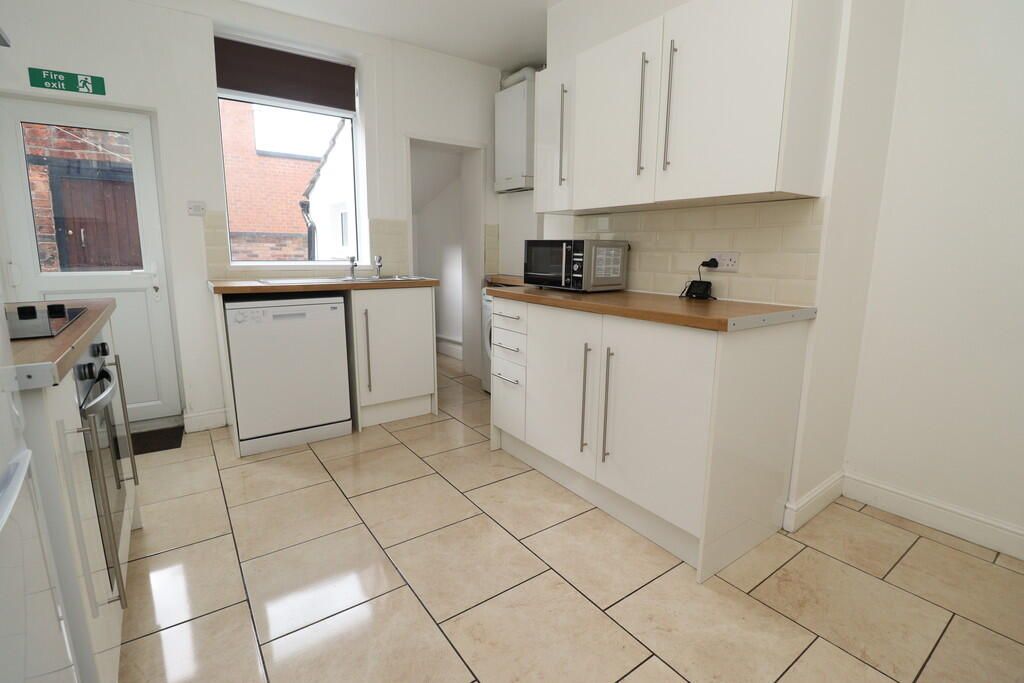 Property photo 2 of 8 Kitchen