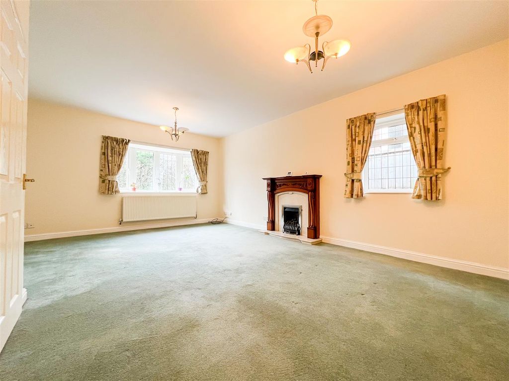 Property photo 2 of 14 Sitting / Dining Room