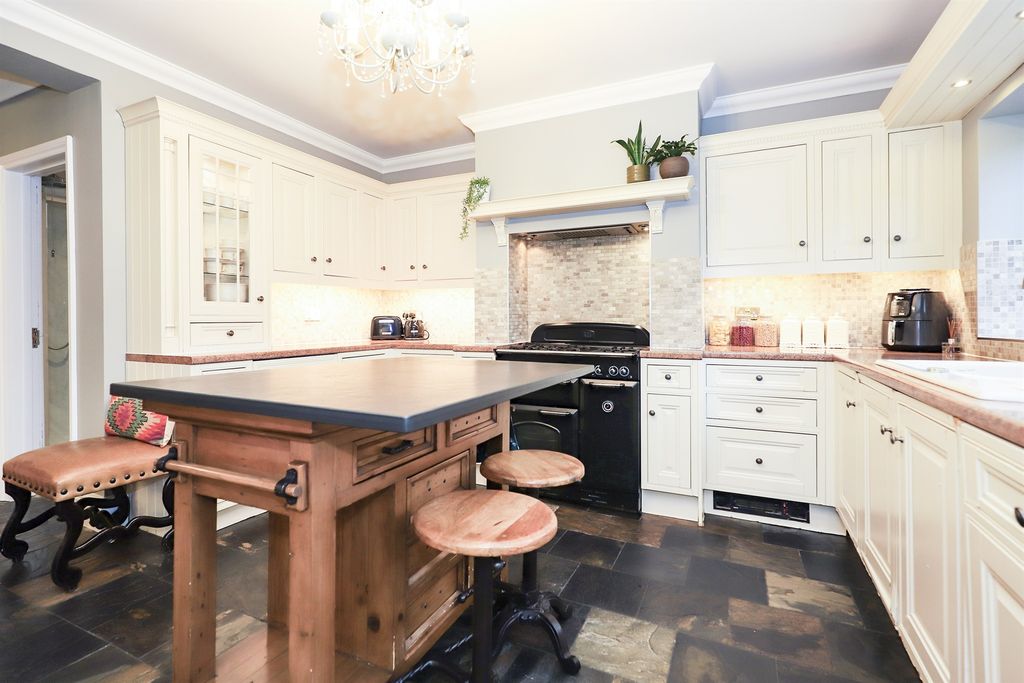 Property photo 3 of 28