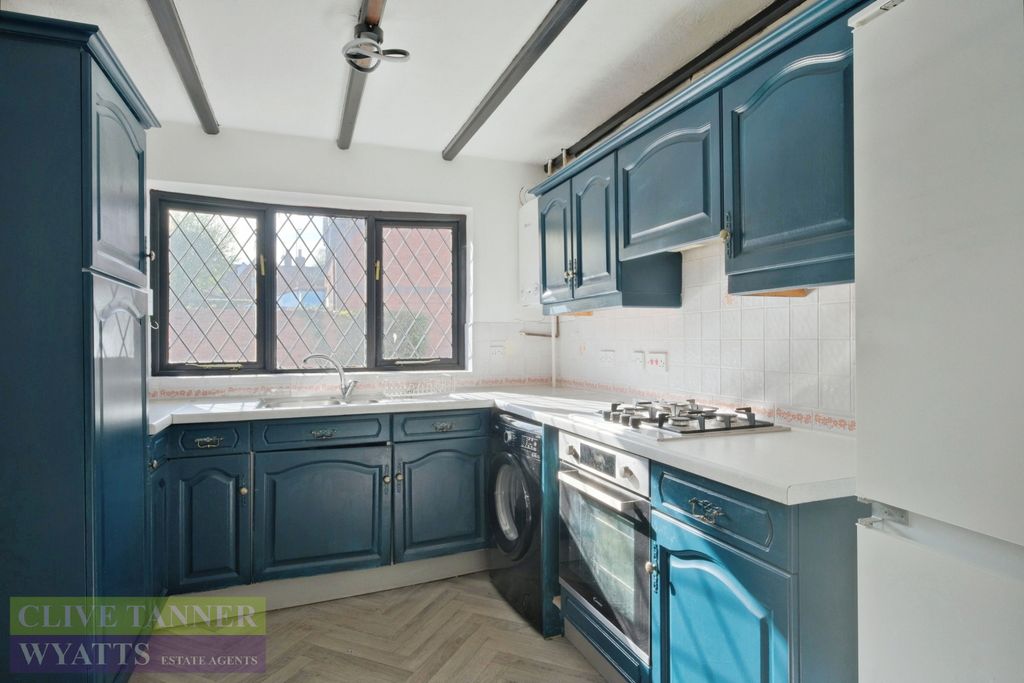 Property photo 3 of 11 Kitchen