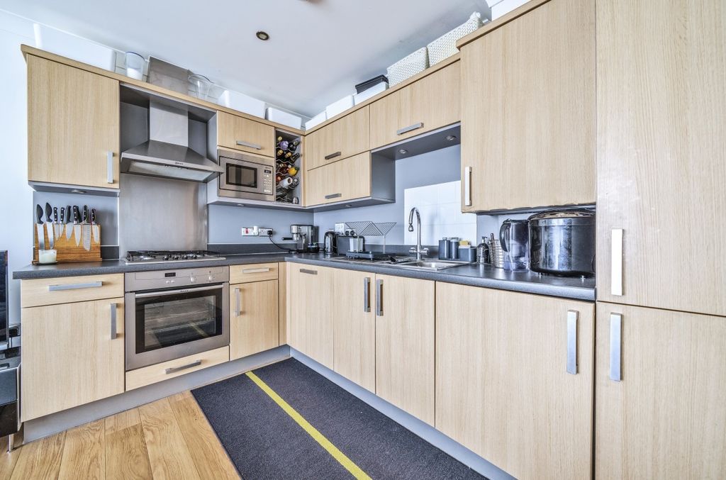 Property photo 2 of 9 Kitchen