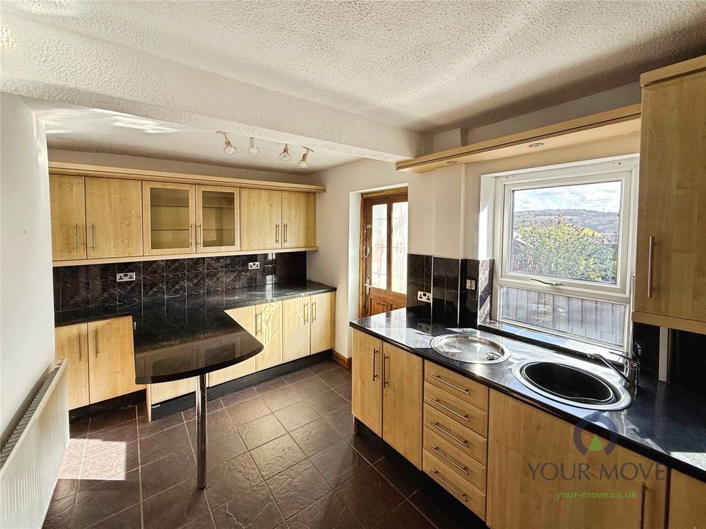 Property photo 3 of 9 Kitchen