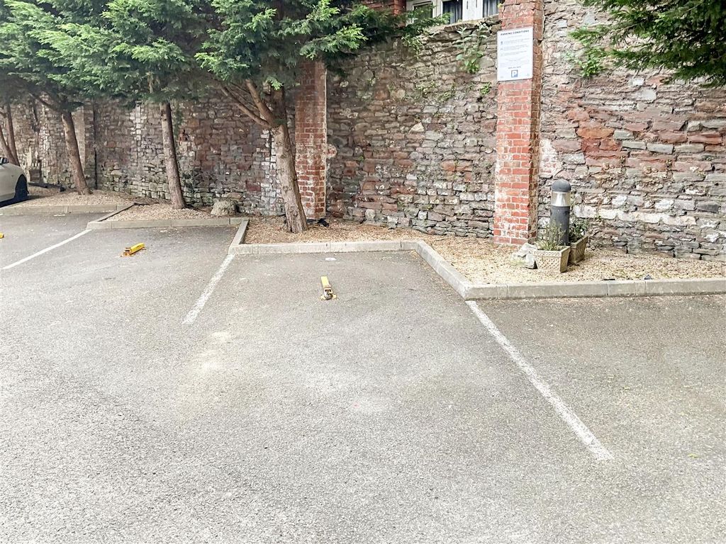 Property photo 2 of 11 Parking