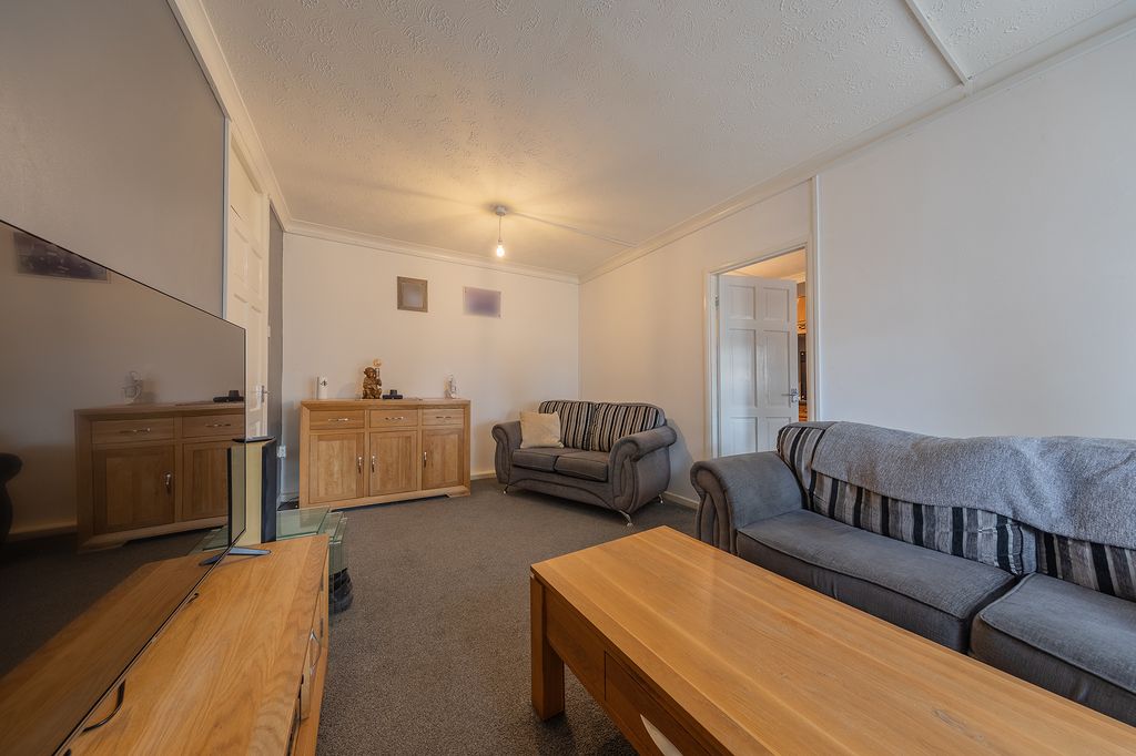 Property photo 3 of 16 Lounge