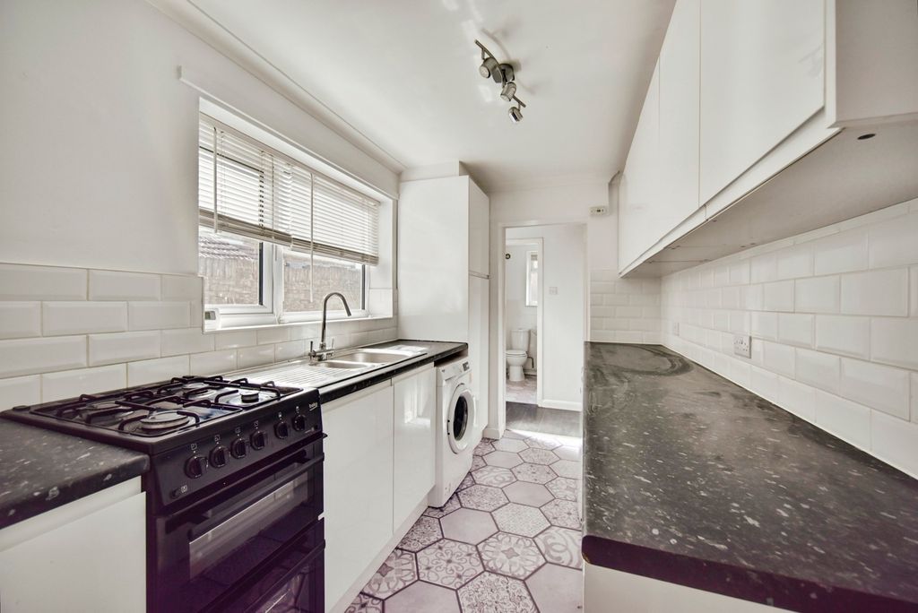 Property photo 3 of 17 Kitchen