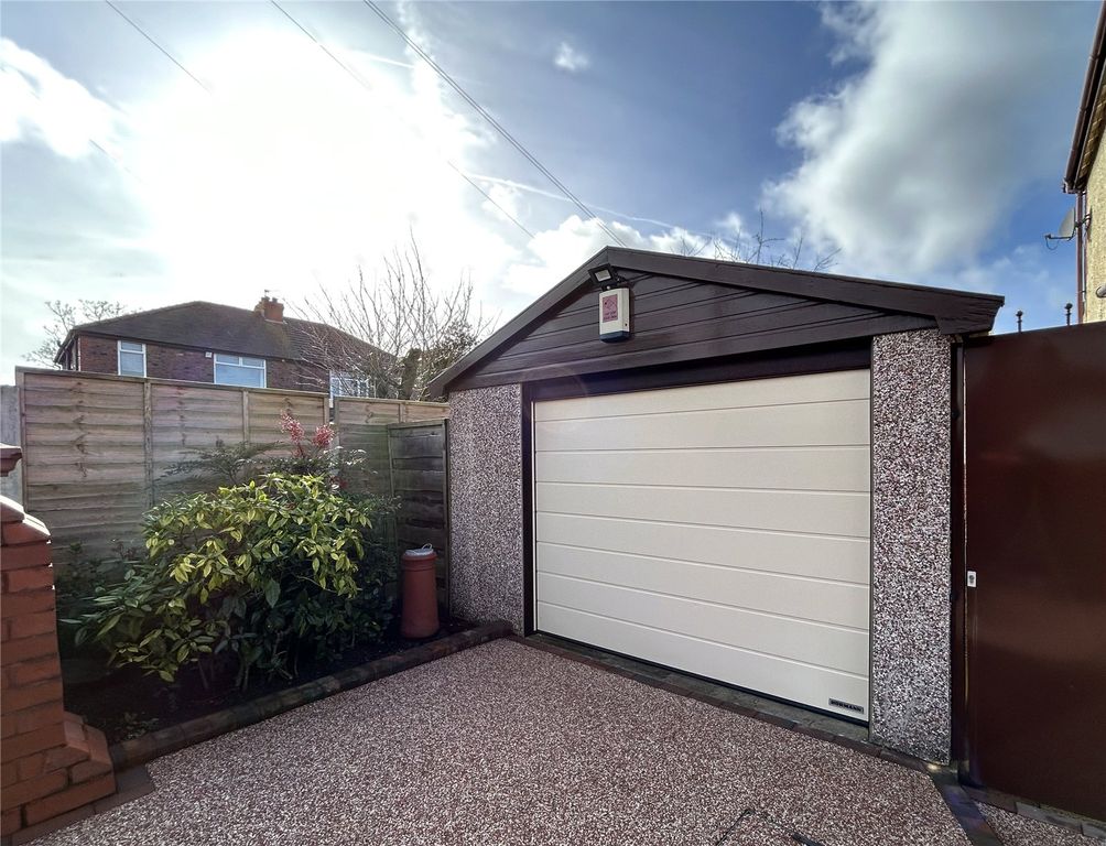 Property photo 3 of 23 Garage