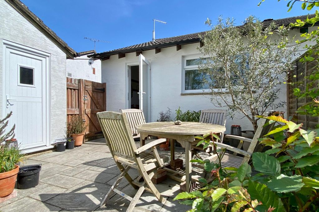 Property photo 1 of 14 2 Bedroom Semi Detached Bungalow