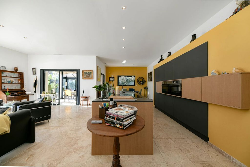 Property photo 1 of 32