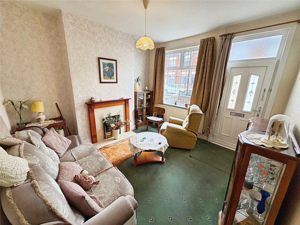 Property photo 2 of 17 Lounge No. 02