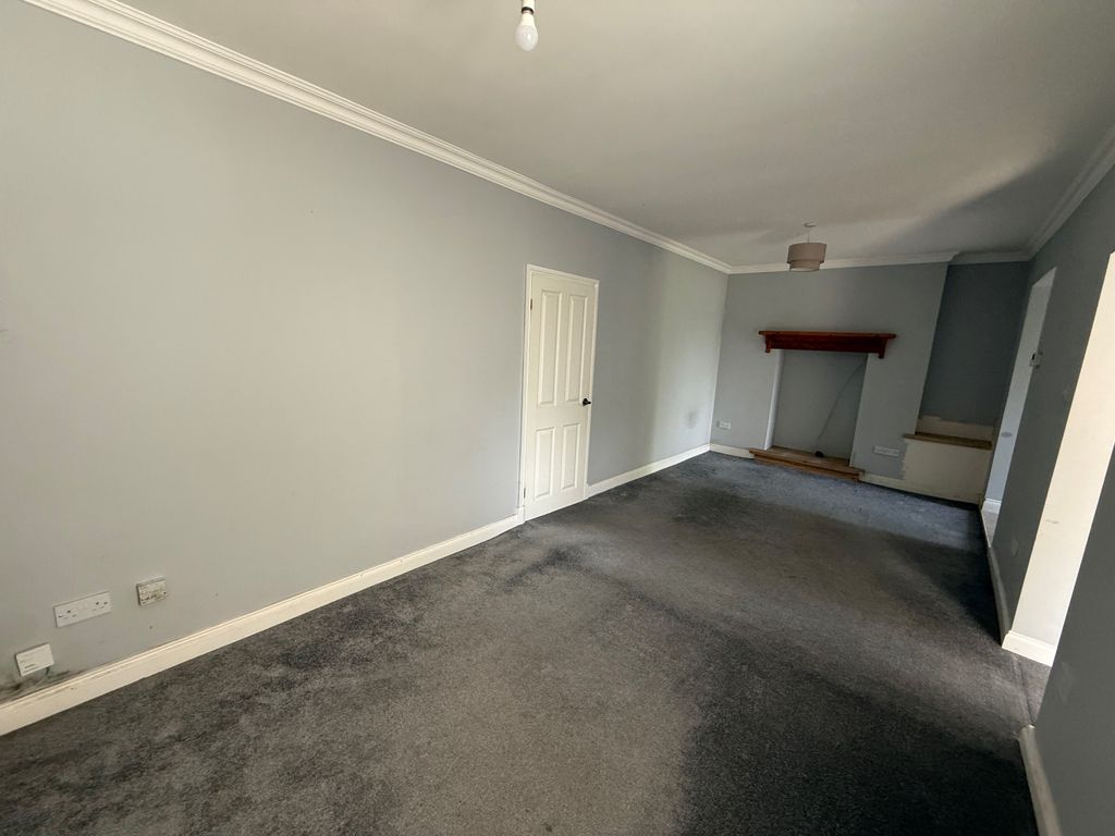 Property photo 3 of 8 Lounge
