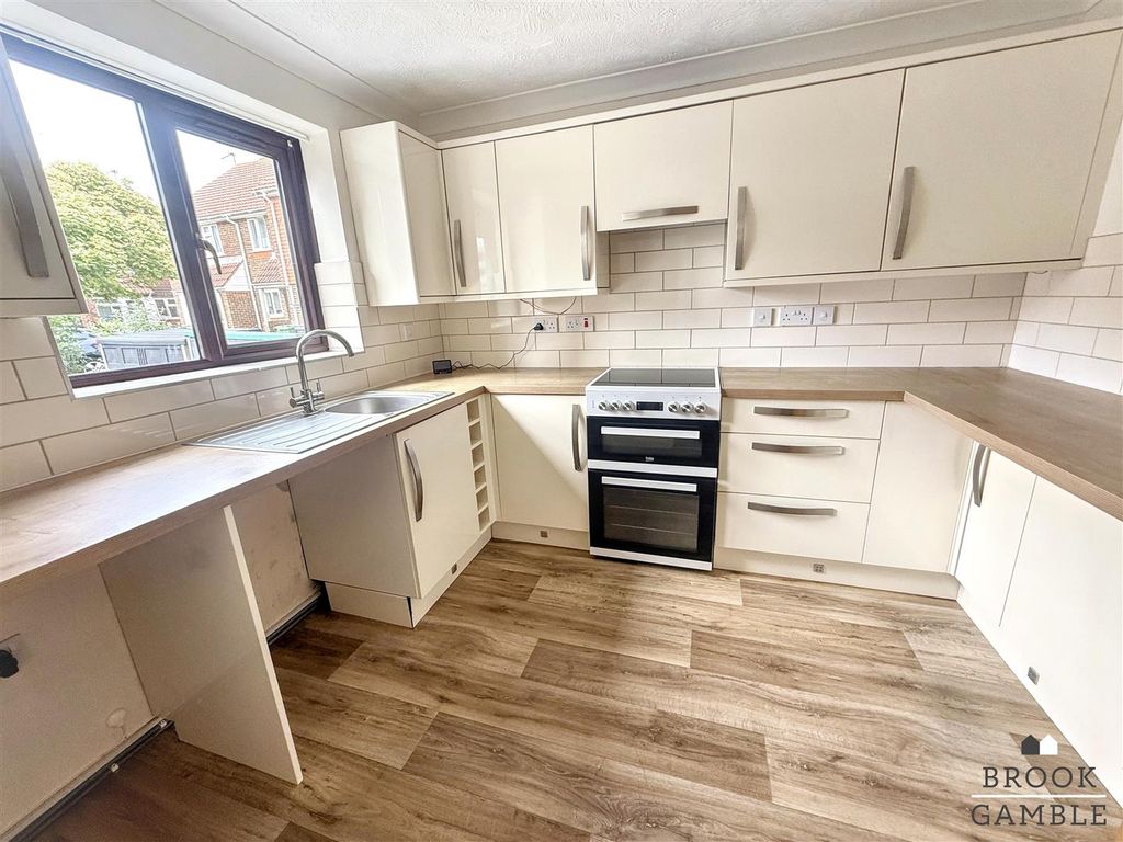 Property photo 2 of 15 01323 438506