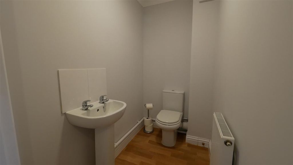 Property photo 3 of 11 Cloakroom