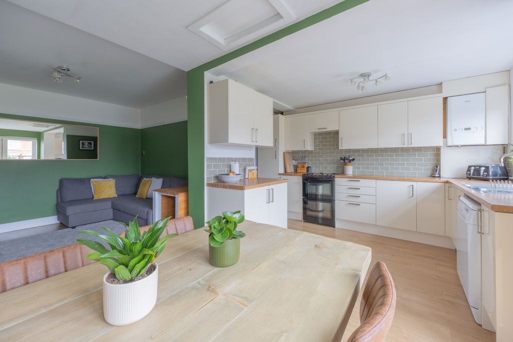 Property photo 2 of 32 Ewemovetaunton Glenthorne Road (14)