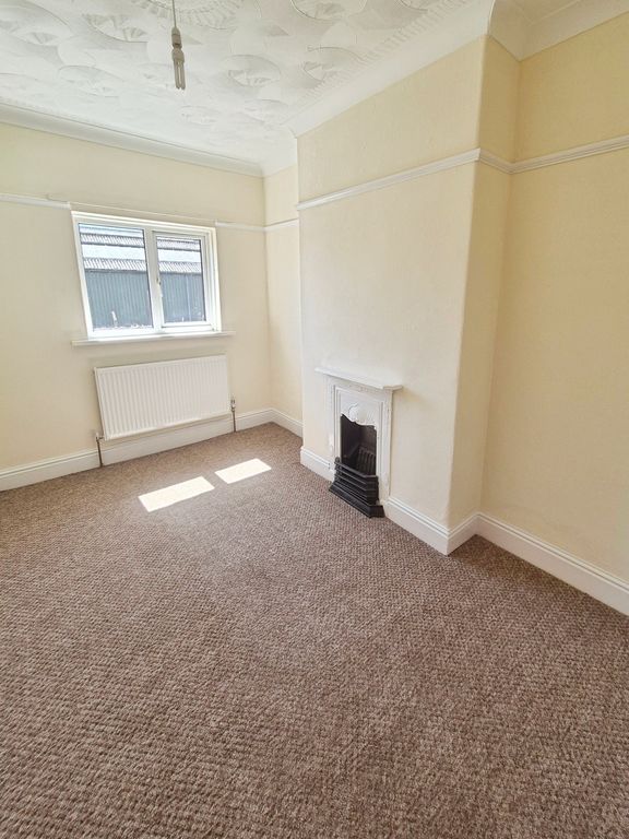Property photo 3 of 10 Livingroom