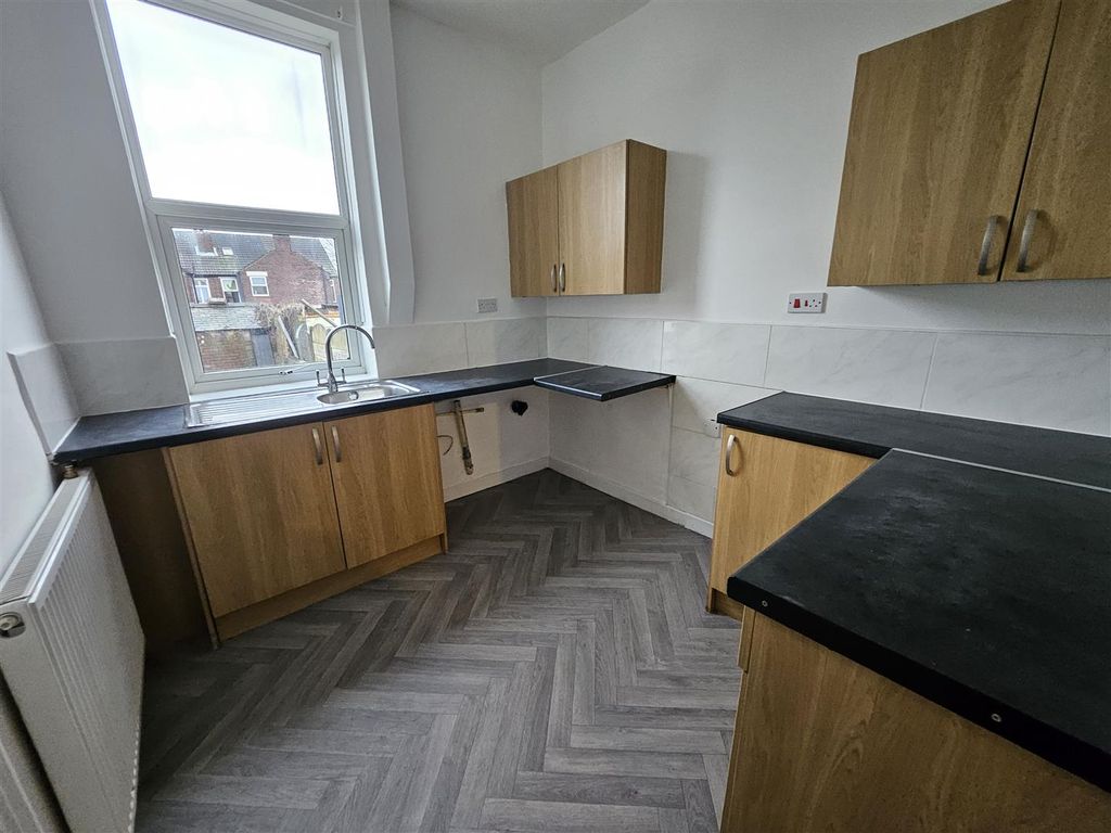 Property photo 3 of 9 Kitchen