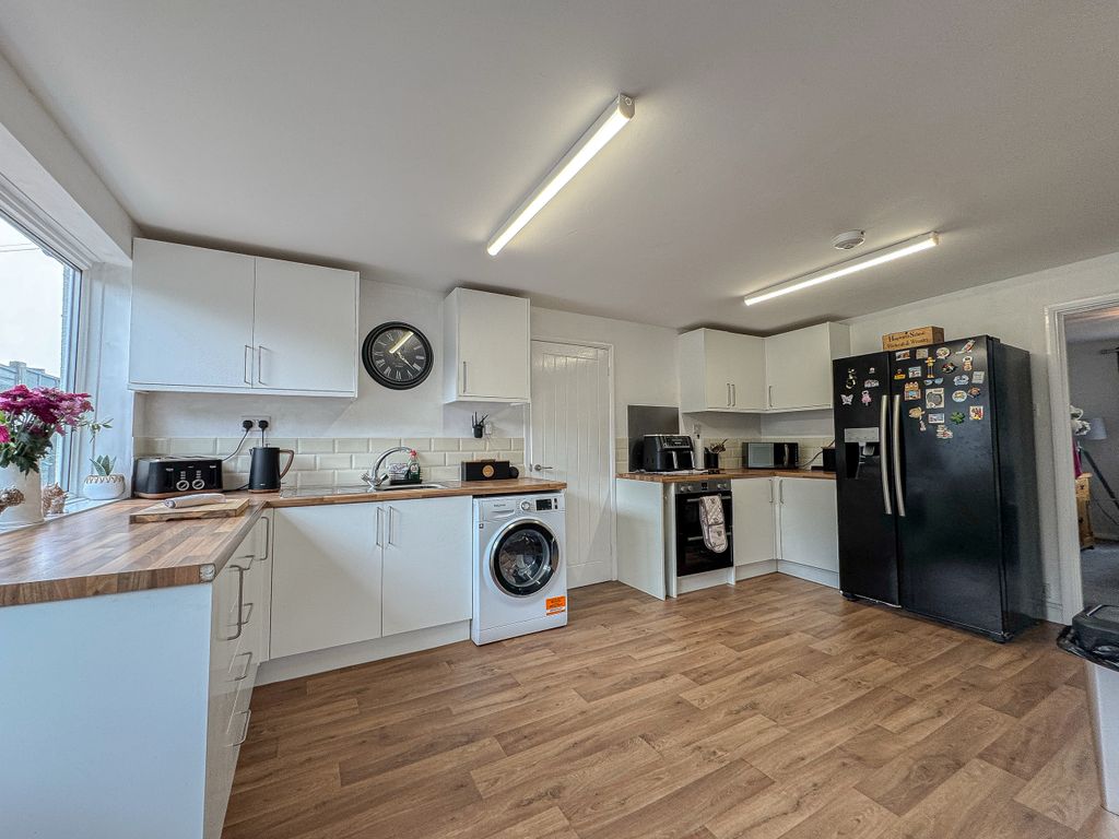 Property photo 3 of 18 Kitchen