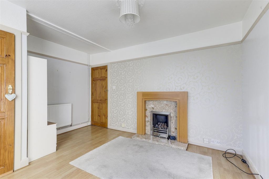 Property photo 3 of 17 921.Jpg