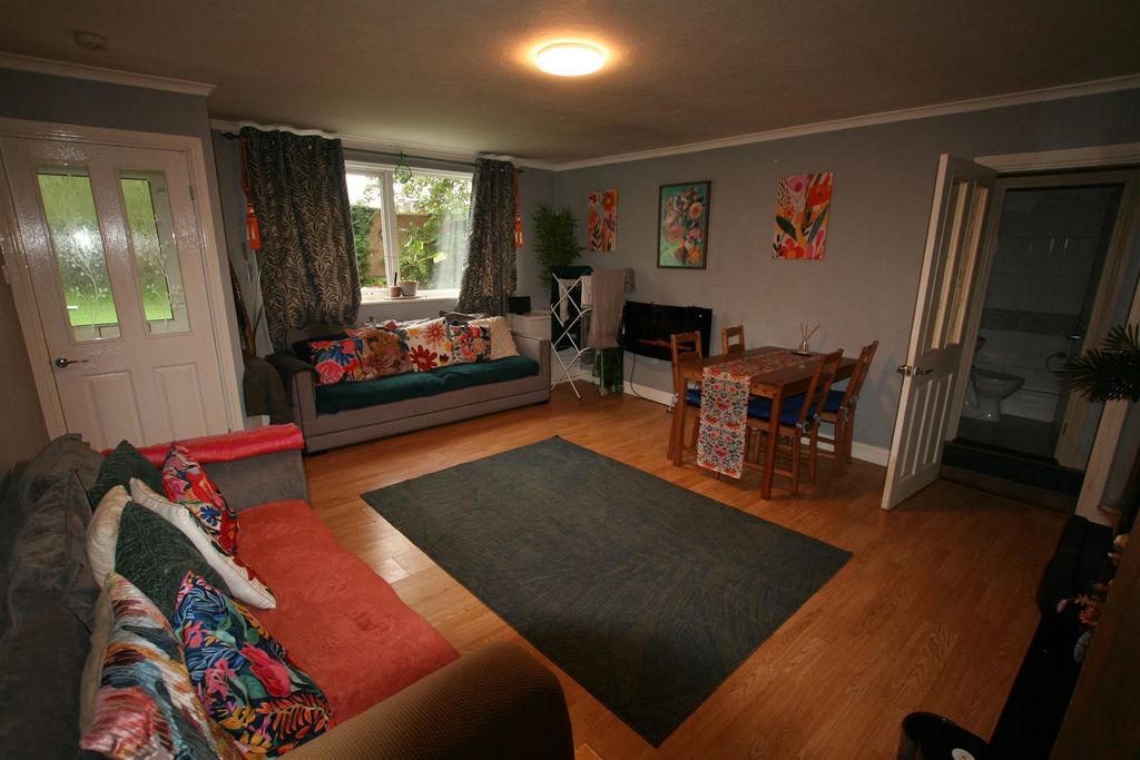 Property photo 2 of 6 Elmfieldgardens,42Lounge.Jpg